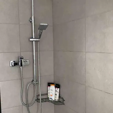 Helle 1-zimmer Souterrainwohnung In Ruhiger Lage! 티펜브론