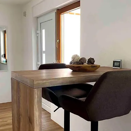 Helle 1-zimmer Souterrainwohnung In Ruhiger Lage! *