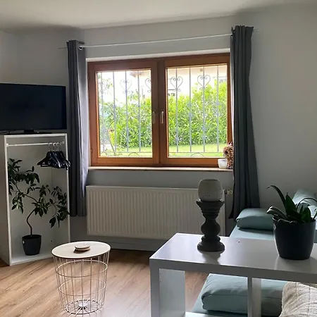 Helle 1-zimmer Souterrainwohnung In Ruhiger Lage! Apartment *
